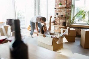 jeune couple qui déménage